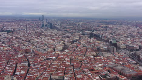 Große-Luftaufnahme-Des-Madrider-Geschäftszentrums-Im-Hintergrund,-Bewölkter-Wintertag